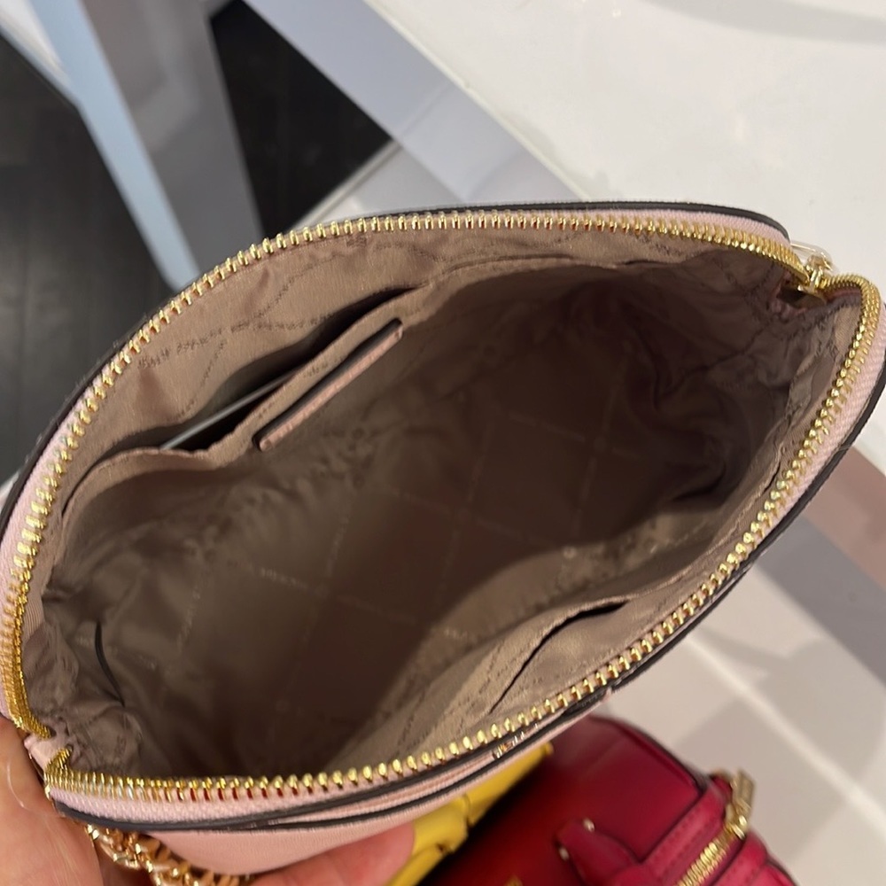 MICHAEL KORS
Jet Set Travel Medium Dome Crossbody Bag
Powder Blush 
35F1GTVC6T - Picture 15 of 16